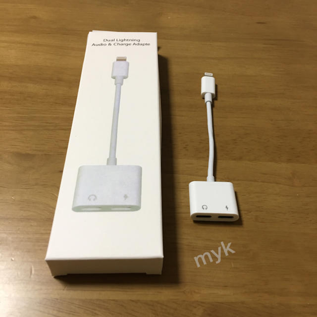 値下げ！iPhoneライトニング2ポート変換アダプタ 2in1 イヤホン 充電  スマホ/家電/カメラのスマホアクセサリー(ストラップ/イヤホンジャック)の商品写真