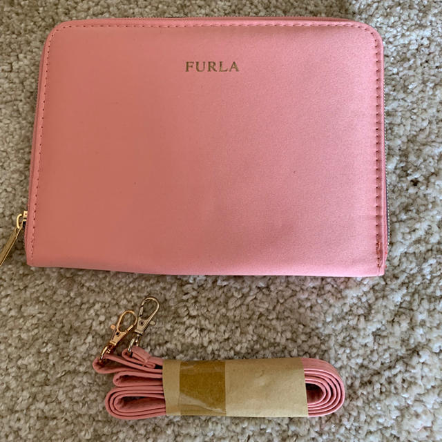 Furla(フルラ)の未使用☆FURLAフルラパスポートケースショルダー付き レディースのバッグ(ショルダーバッグ)の商品写真