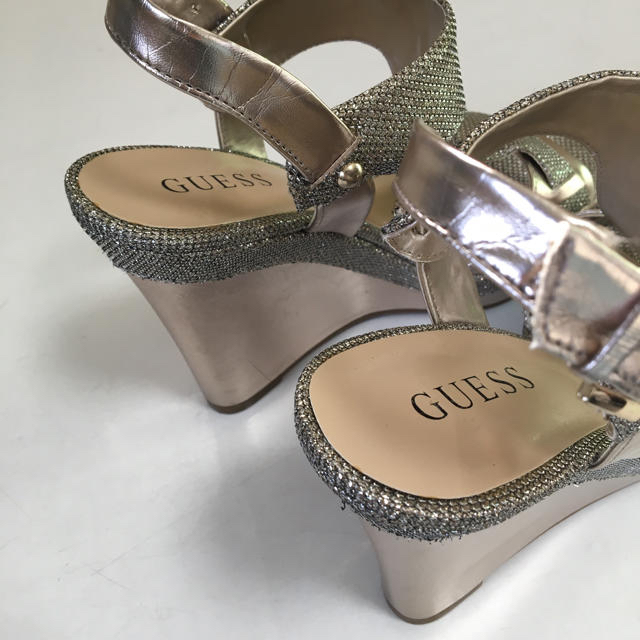 GUESS(ゲス)のゲス パンプス 24cm GUESS ゴールド ゴージャス サンダル レディースの靴/シューズ(サンダル)の商品写真