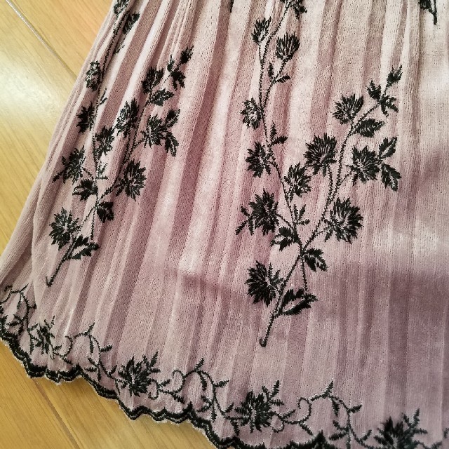 L'EST ROSE(レストローズ)のレスト❤ベルベットみたいな刺繍スカート レディースのスカート(ひざ丈スカート)の商品写真