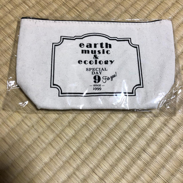 earth music & ecology(アースミュージックアンドエコロジー)の新品 アース ポーチ レディースのファッション小物(ポーチ)の商品写真