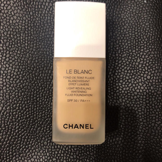 CHANEL(シャネル)のCHANEL ル ブラン フリュイド ルミエール 10 ベージュ コスメ/美容のベースメイク/化粧品(ファンデーション)の商品写真