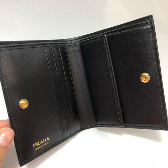 PRADA(プラダ)のPRADA二つ折りミニ財布サフィアーノブラック(黒) レディースのファッション小物(財布)の商品写真
