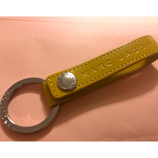 MARC JACOBS(マークジェイコブス)の【MARC JACOBS】キーホルダー 新品 イエロー レディースのファッション小物(キーホルダー)の商品写真