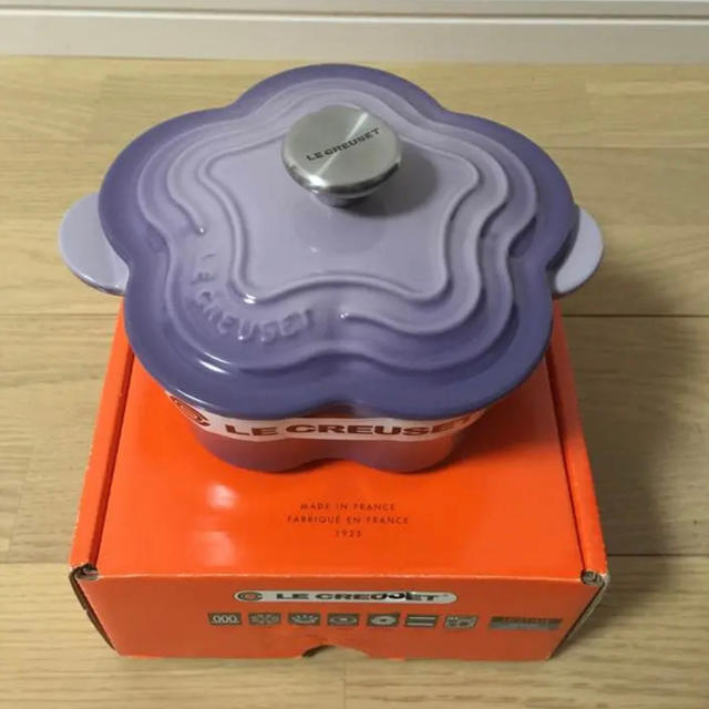 LE CREUSET(ルクルーゼ)のレア ル・クルーゼ フルール 鍋 ブルーベルパープル 新品 ルクルーゼ インテリア/住まい/日用品のキッチン/食器(その他)の商品写真