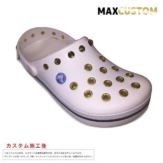 クロックス(crocs)のクロックス crocs パンク カスタム 金 白 サイズ22～28cm 新品(サンダル)