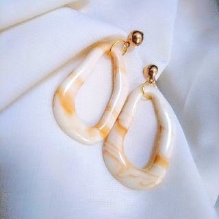 ザラ(ZARA)の◇ハンドメイド◇大人きれいめ変形オーバル型アクリルスウィングピアス◆ベージュ(ピアス)