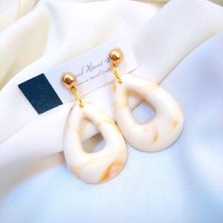 ザラ(ZARA)の◇ハンドメイド◇トレンドマーブル模様変形しずく型アクリルピアス◆クリームベージュ(ピアス)