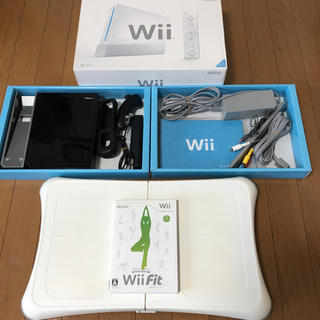 ウィー(Wii)のWii本体＋バランスWiiボード＋Wii Fit(家庭用ゲーム機本体)