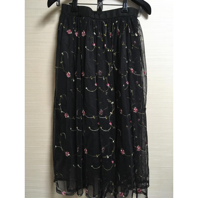 AS KNOW AS(アズノウアズ)の花柄刺繍 ロングチュールスカート 黒 レディースのスカート(ロングスカート)の商品写真