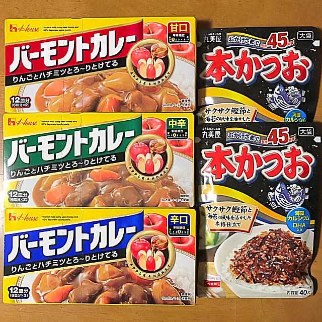 ハウス食品(ハウスショクヒン)のバーモントカレー（甘口・中辛・辛口） × ３箱・本かつおふりかけ 大袋 × ２袋 食品/飲料/酒の食品(調味料)の商品写真