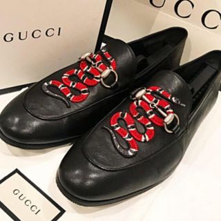 グッチ(Gucci)のGUCCI美品パンプス 靴 商品特価 グッチ大人気スネークパンプス ☻(スニーカー)