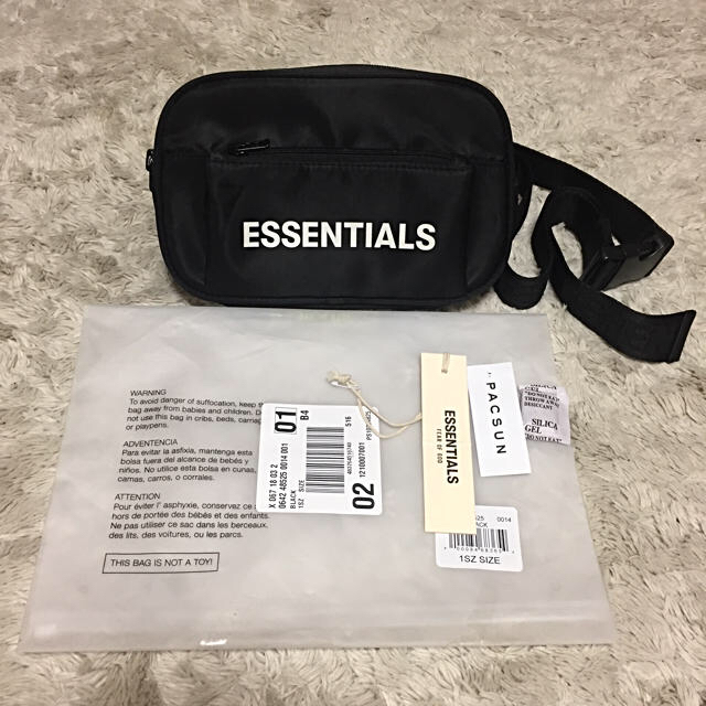 FEAR OF GOD(フィアオブゴッド)のFear Of God Essentials Crossbody Bag メンズのバッグ(ボディーバッグ)の商品写真