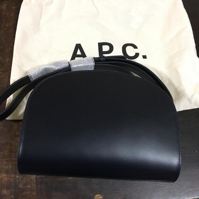 A.P.C(アーペーセー)の新品！A.P.C ハーフムーンバッグ NAVY レディースのバッグ(ショルダーバッグ)の商品写真