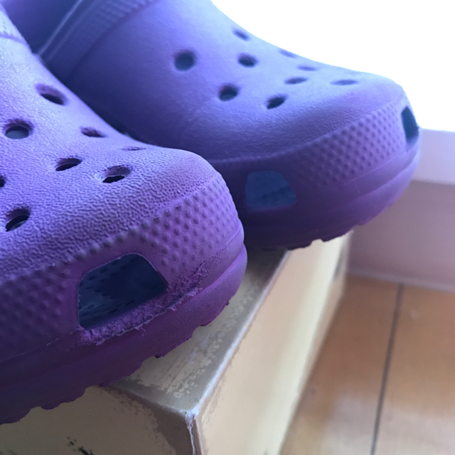 crocs(クロックス)のクロックス 子供用 サンダル キッズ/ベビー/マタニティのキッズ靴/シューズ(15cm~)(サンダル)の商品写真