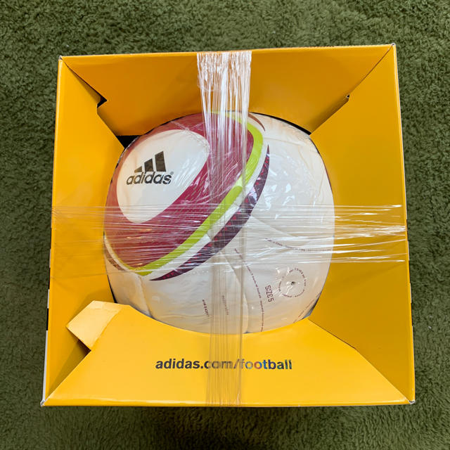 adidas(アディダス)の【新品】南アフリカW杯 サッカーボール  2010年 箱付き 5号 スポーツ/アウトドアのサッカー/フットサル(ボール)の商品写真