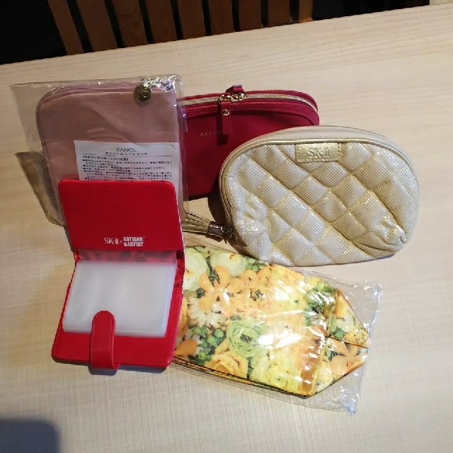 SK-II(エスケーツー)の販促品・SK-Ⅱ　カードケースとポーチ4点 レディースのファッション小物(ポーチ)の商品写真
