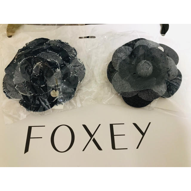 FOXEY(フォクシー)のFOXEY ☆新品未使用☆ ノベルティ デニム ブローチ 2個 レディースのアクセサリー(ブローチ/コサージュ)の商品写真