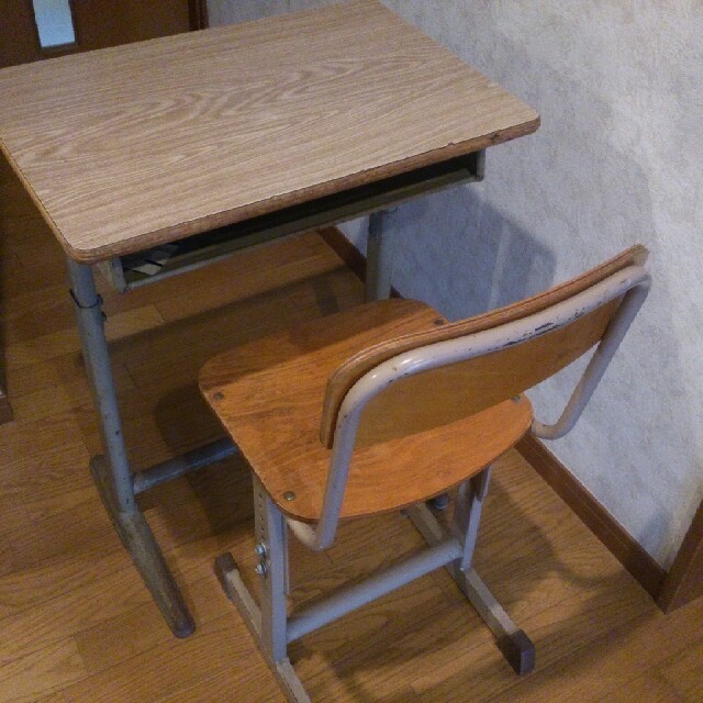 (送料分価格修正)小学校の机と椅子のセット