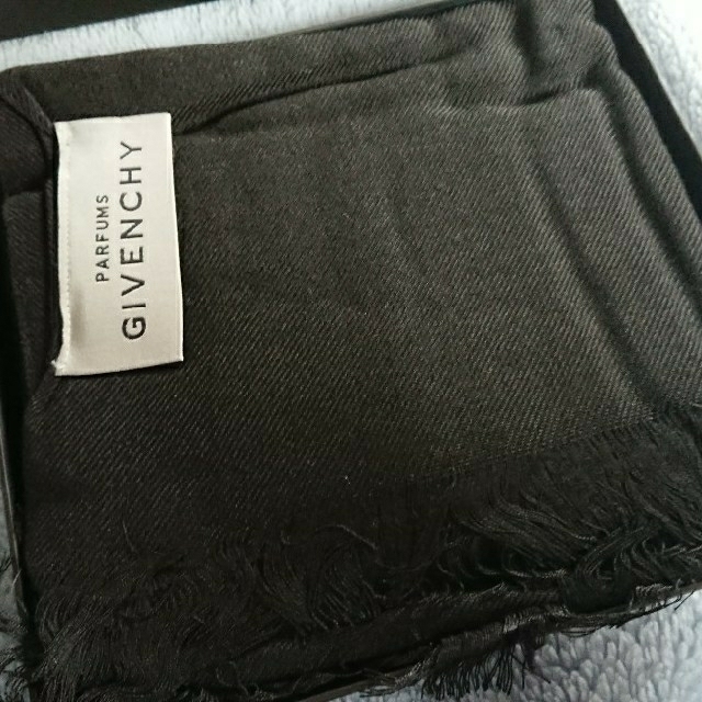 GIVENCHY(ジバンシィ)の【週末限定お値引き中】GIVENCHYストール② レディースのファッション小物(ストール/パシュミナ)の商品写真