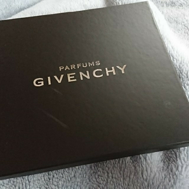 GIVENCHY(ジバンシィ)の【週末限定お値引き中】GIVENCHYストール② レディースのファッション小物(ストール/パシュミナ)の商品写真