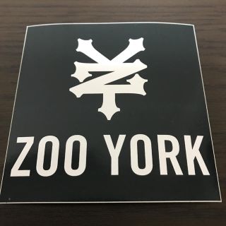 ズーヨーク(ZOO YORK)の【縦10cm横10cm】ZOO YORK boxロゴステッカー(スケートボード)