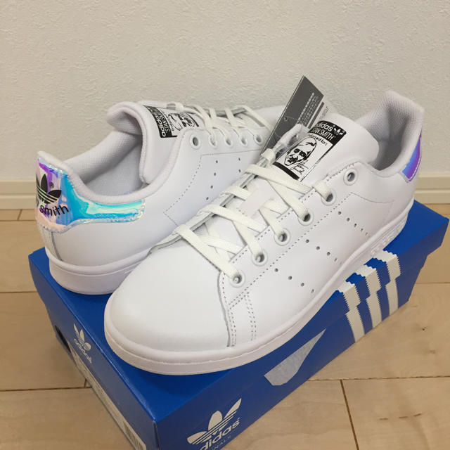 adidas(アディダス)のadidas スタンスミス オーロラ ホログラム 新品 23.5cm レディースの靴/シューズ(スニーカー)の商品写真