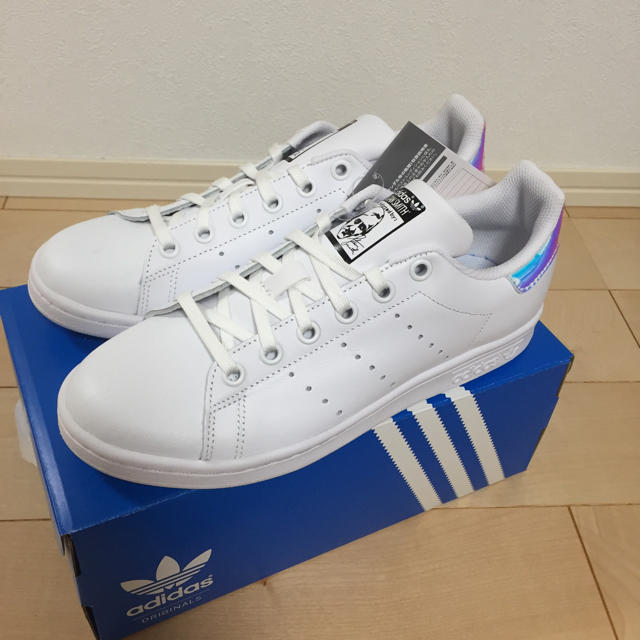 adidas(アディダス)のadidas スタンスミス オーロラ ホログラム 新品 23.5cm レディースの靴/シューズ(スニーカー)の商品写真