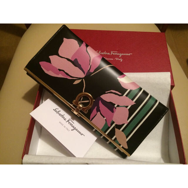 フェラガモ 花柄 長財布 新品未使用-