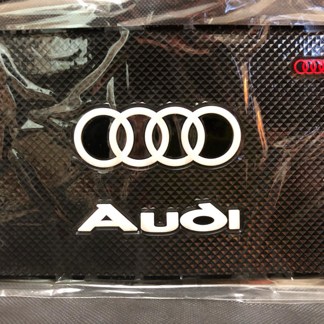 AUDI(アウディ)のアウディ滑り止めマット アウディダッシュボードマット 自動車/バイクの自動車(車内アクセサリ)の商品写真