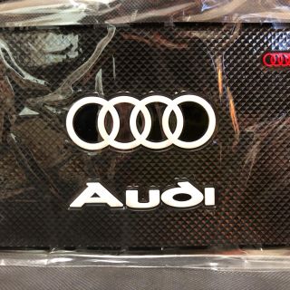 アウディ(AUDI)のアウディ滑り止めマット アウディダッシュボードマット(車内アクセサリ)