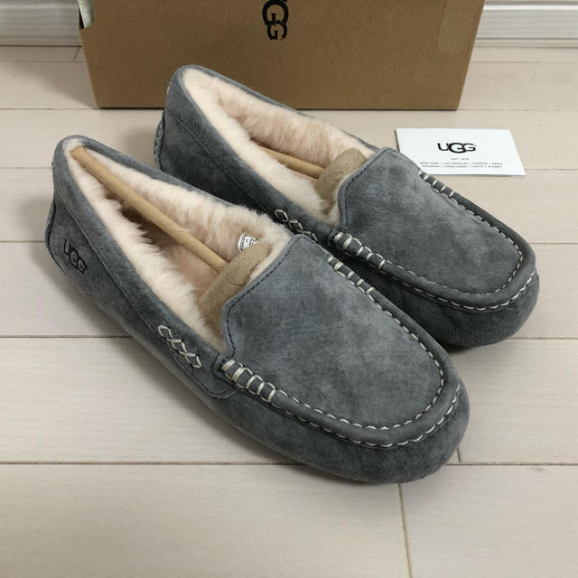 UGG(アグ)の【なひな様専用】24.0 UGG アンスレー モカシン ライトグレー レディースの靴/シューズ(スリッポン/モカシン)の商品写真