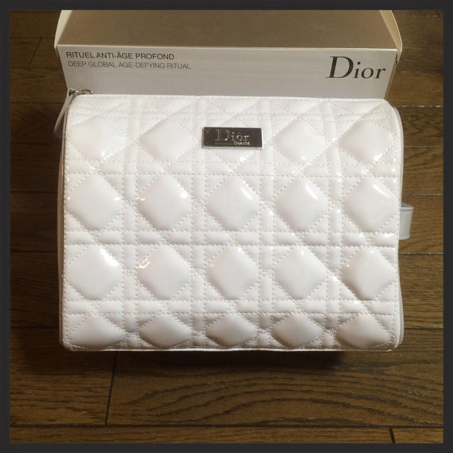 Christian Dior(クリスチャンディオール)の新品・未使用☆ディオール白エナメルポーチ レディースのファッション小物(ポーチ)の商品写真