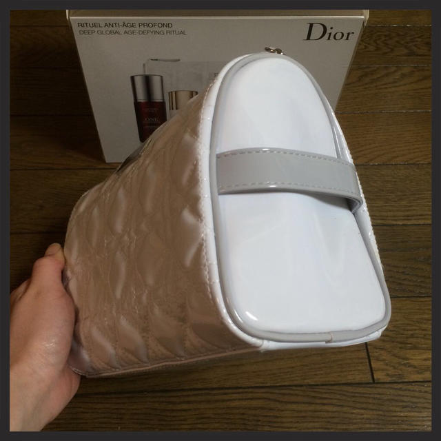 Christian Dior(クリスチャンディオール)の新品・未使用☆ディオール白エナメルポーチ レディースのファッション小物(ポーチ)の商品写真