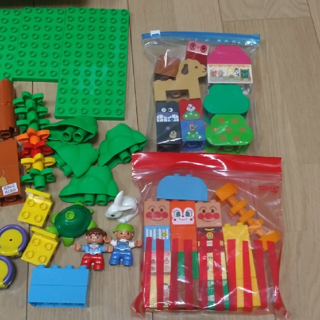 Lego(レゴ)の専用です☆　LEGOデュプロ、プーさんのおうち　セット　オマケ付き キッズ/ベビー/マタニティのおもちゃ(積み木/ブロック)の商品写真