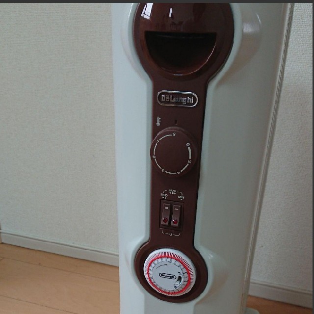 DeLonghi(デロンギ)の極美品中古 デロンギ DēLonghi オイルヒーター JR0812 スマホ/家電/カメラの冷暖房/空調(オイルヒーター)の商品写真