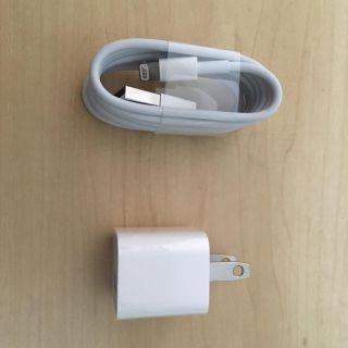 アイフォーン(iPhone)のiphone 純正品　充電器　（ケーブル・アダプター）    (バッテリー/充電器)