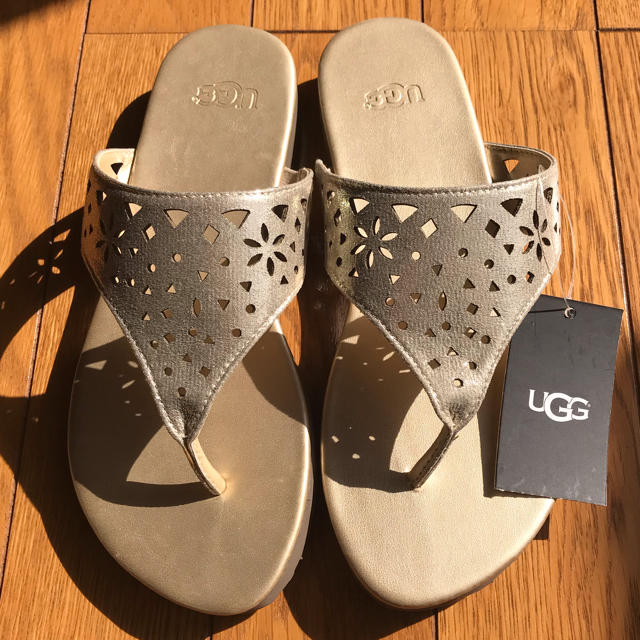 UGG(アグ)の★【新品タグ付】★【UGG】◆ゴールド♪サンダル◆ レディースの靴/シューズ(サンダル)の商品写真