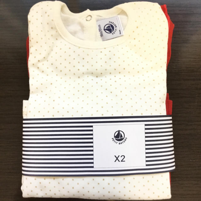 PETIT BATEAU(プチバトー)の【新品】プチバトー 24m 長袖カットソー2枚組 レッド キッズ/ベビー/マタニティのキッズ服女の子用(90cm~)(Tシャツ/カットソー)の商品写真