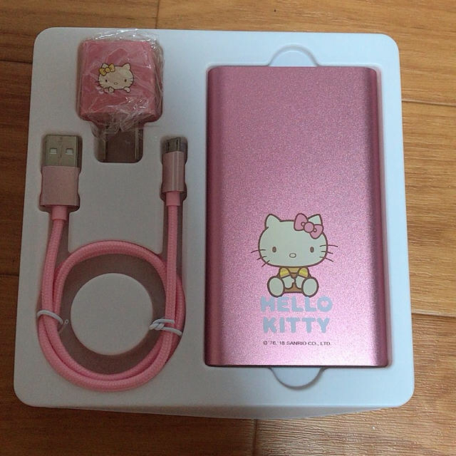 サンリオ(サンリオ)の HELLO KITTY モバイルバッテリー スマホ/家電/カメラのスマートフォン/携帯電話(バッテリー/充電器)の商品写真