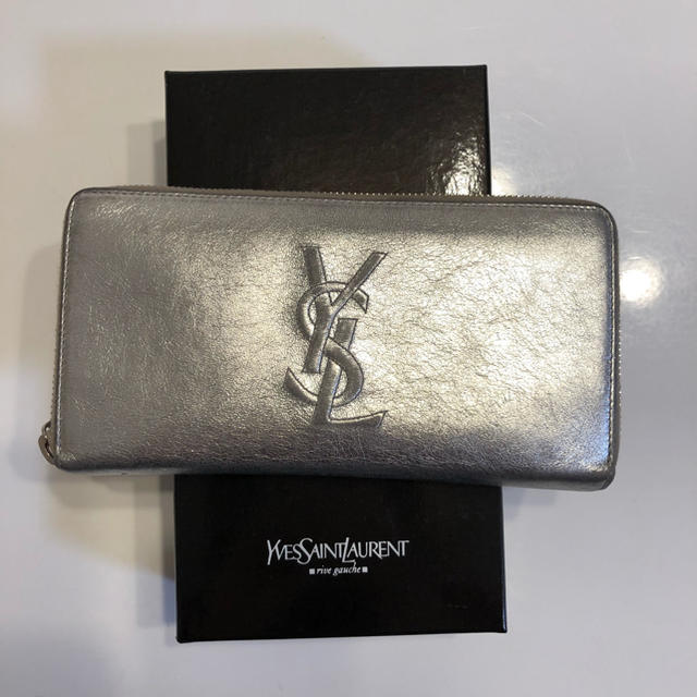 Yves Saint Laurent Beaute(イヴサンローランボーテ)の長財布 Saint Laurent イヴ・サンローラン シルバー メタリック レディースのファッション小物(財布)の商品写真