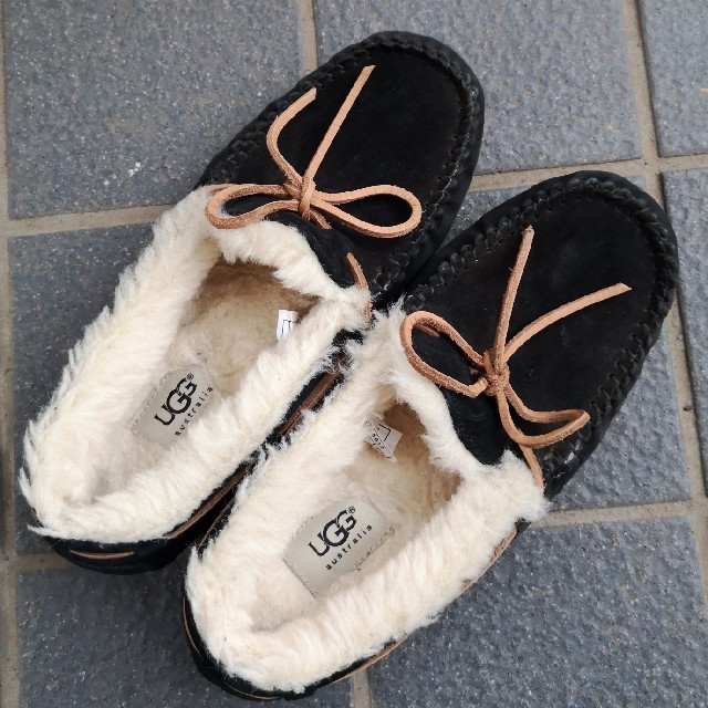 UGG(アグ)のUGGモカシン ブラック×リボン レディースの靴/シューズ(スリッポン/モカシン)の商品写真