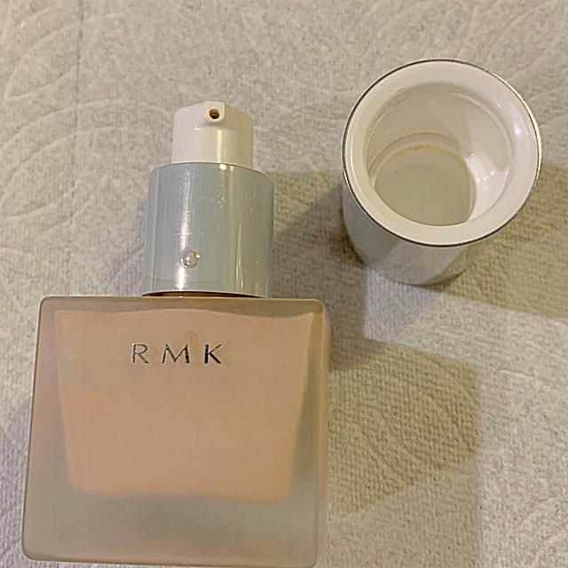 RMK(アールエムケー)の美品 RMK リクイドファンデーション 201 コスメ/美容のベースメイク/化粧品(ファンデーション)の商品写真