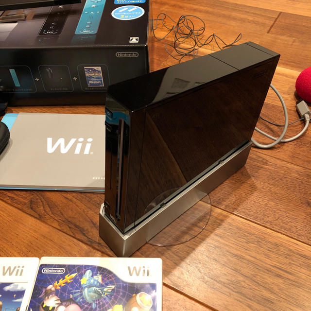 Wii(ウィー)のWii本体 リモコン2個 別売HDMIケーブル付  ソフト3本付 エンタメ/ホビーのゲームソフト/ゲーム機本体(家庭用ゲーム機本体)の商品写真