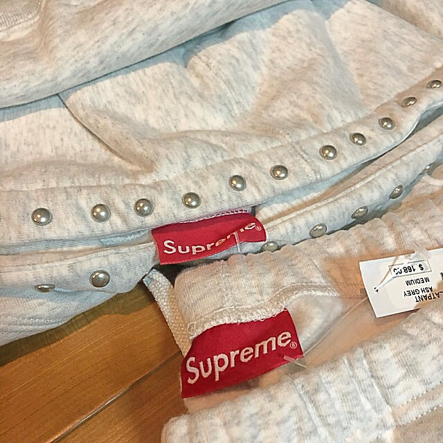 Supreme(シュプリーム)のStudded Hooded SweatPants メンズのトップス(パーカー)の商品写真