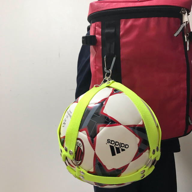 サッカーボール　ボールホルダー　✦ネオンイエロー スポーツ/アウトドアのサッカー/フットサル(ボール)の商品写真