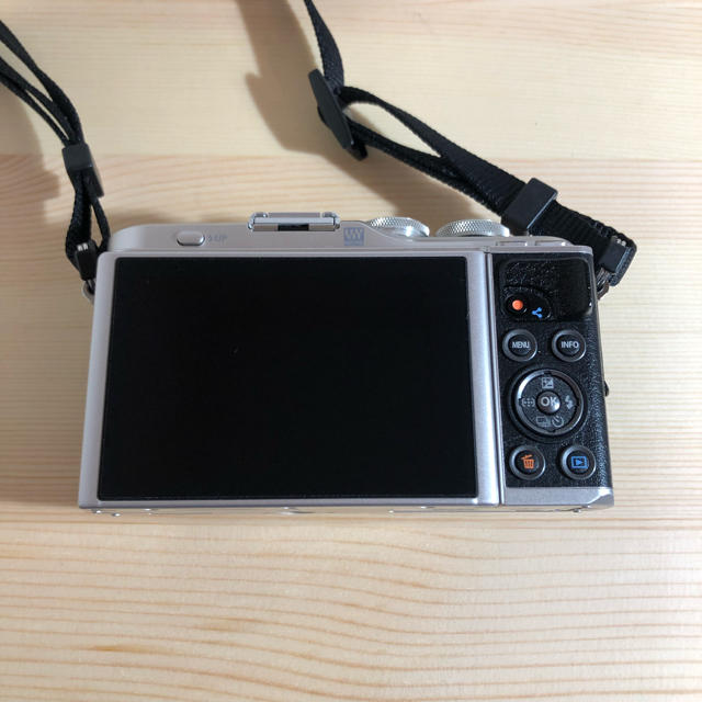 OLYMPUS(オリンパス)のOLYMPUS PEN EPL9 レンズキット スマホ/家電/カメラのカメラ(ミラーレス一眼)の商品写真