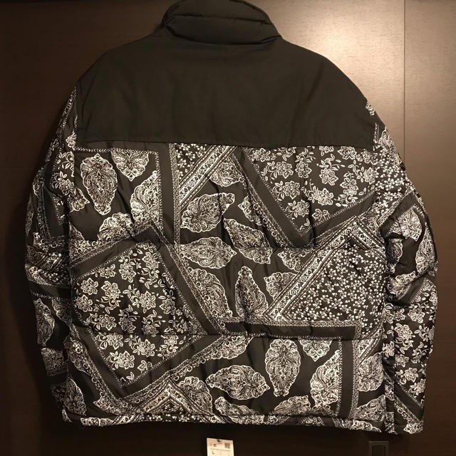 ZARA(ザラ)の定価！新品 ZARA バンダナ柄パフジャケット S メンズのジャケット/アウター(ダウンジャケット)の商品写真