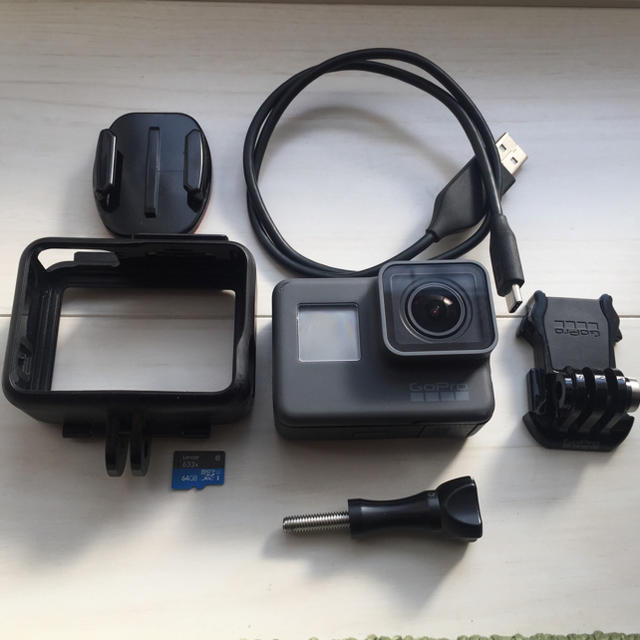 GoPro(ゴープロ)のGoPro HERO5 BLACK（SDカード64GB付き） スマホ/家電/カメラのカメラ(ビデオカメラ)の商品写真