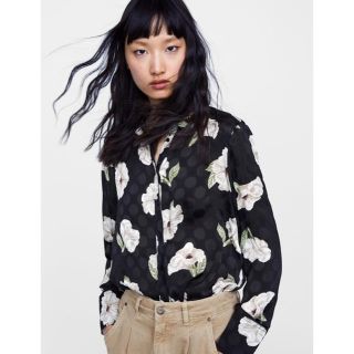 ザラ(ZARA)の日曜までの出品。ZARA 新品 フラワープリントブラウス シャツ(シャツ/ブラウス(長袖/七分))